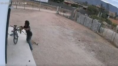 VIDEO: ‘¡Gracias!’; sujeto roba una bicicleta y al otro día regresa a devolverla