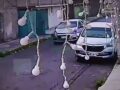 VIDEO. Asaltantes se meten a una casa y amenazan a familia para quitarles su carro en Ecatepec