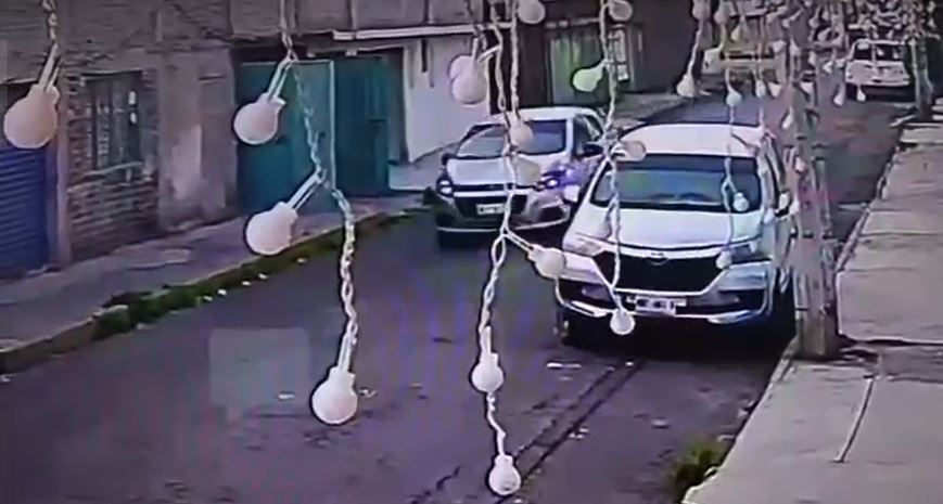 VIDEO. Asaltantes se meten a una casa y amenazan a familia para quitarles su carro en Ecatepec