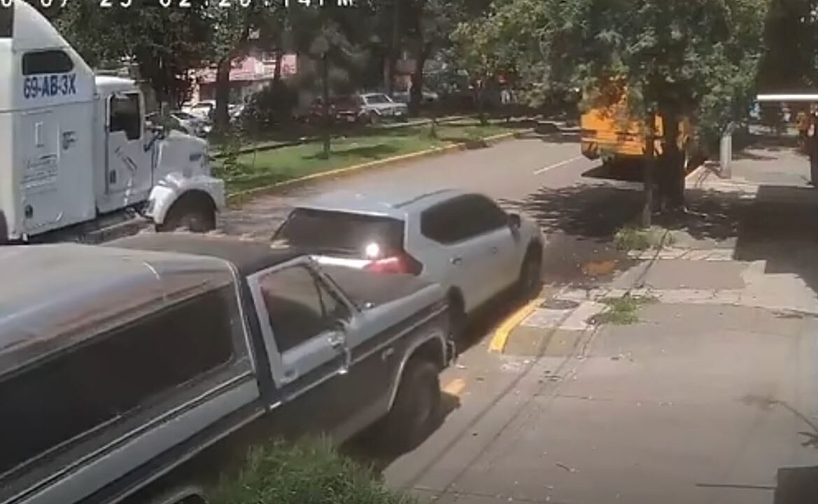 VIDEO. Tráiler sin control arrastra varios vehículos y choca contra una casa
