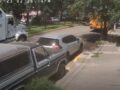 VIDEO. Tráiler sin control arrastra varios vehículos y choca contra una casa