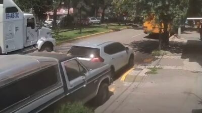 VIDEO. Tráiler sin control arrastra varios vehículos y choca contra una casa