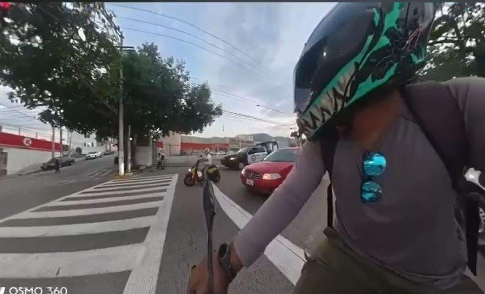VIDEO: Graban a sujeto intoxicado cuando se roba una patrulla y desata persecución