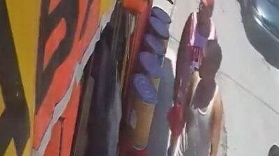 VIDEO: Criminales intentan llevarse a una jovencita de una tienda de abarrotes