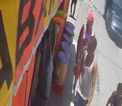 VIDEO: Criminales intentan llevarse a una jovencita de una tienda de abarrotes