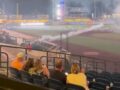 VIDEO: Show de pirotecnia se sale de control y se desata el pánico en un estadio de béisbol