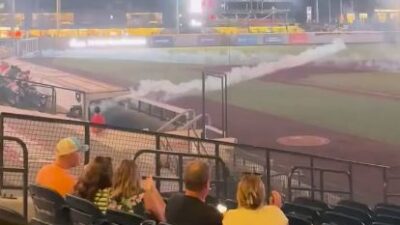 VIDEO: Show de pirotecnia se sale de control y se desata el pánico en un estadio de béisbol