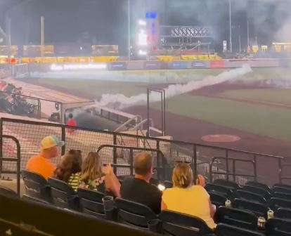 VIDEO: Show de pirotecnia se sale de control y se desata el pánico en un estadio de béisbol