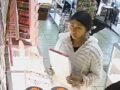 VIDEO: Joven ladrona roba joyería y pensó que nadie se iba a dar cuenta