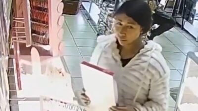 VIDEO: Joven ladrona roba joyería y pensó que nadie se iba a dar cuenta
