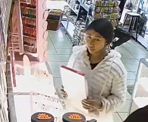 VIDEO: Joven ladrona roba joyería y pensó que nadie se iba a dar cuenta
