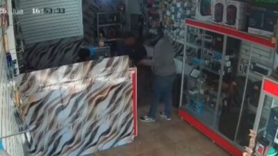 VIDEO: ‘¡Alcen las manos!’; asaltante amenaza a jóvenes y ‘zapea’ a uno en un negocio