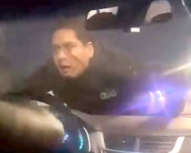 VIDEO. Montachoques se ‘trepa’ al cofre de un Uber y así se lo llevaron