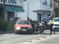 VIDEO: Conductor de un Tsuru escapa tras choque y termina con severa paliza de policías