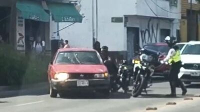 VIDEO: Conductor de un Tsuru escapa tras choque y termina con severa paliza de policías