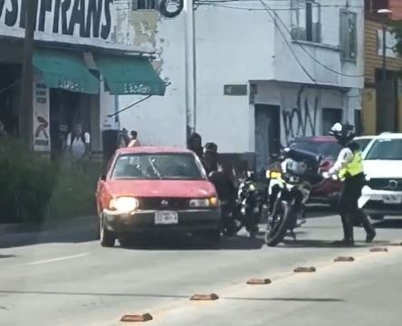VIDEO: Conductor de un Tsuru escapa tras choque y termina con severa paliza de policías