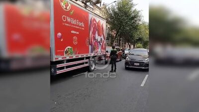 URGENTE: Conductor por aplicación llevaba una pasajera, bajó del auto y murió