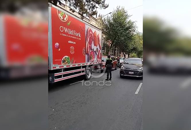 URGENTE: Conductor por aplicación llevaba una pasajera, bajó del auto y murió