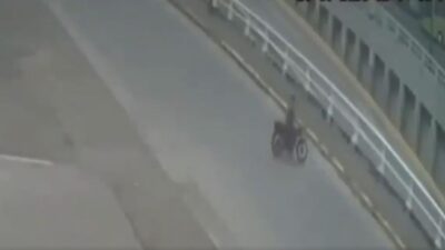 VIDEO: Motociclista pierde el control en  un puente vehicular y muere al caer varios metros