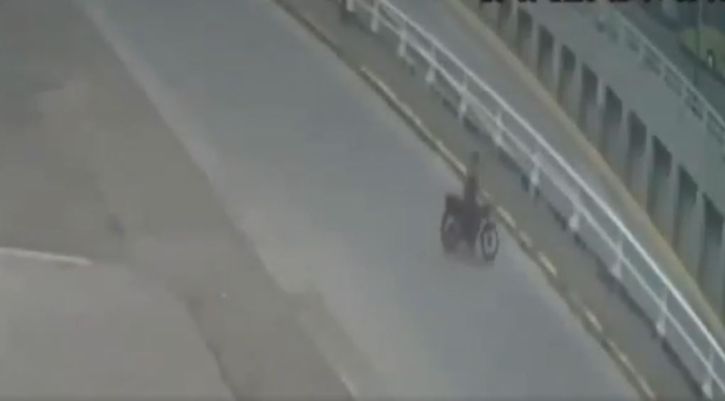 VIDEO: Motociclista pierde el control en  un puente vehicular y muere al caer varios metros