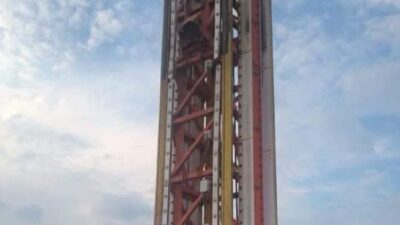 VIDEO: Falla juego mecánico y personas quedan varadas a varios metros de altura