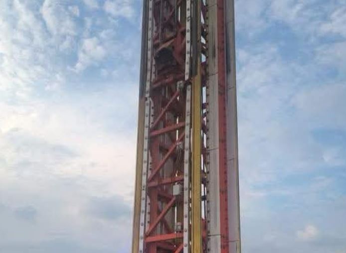 VIDEO: Falla juego mecánico y personas quedan varadas a varios metros de altura