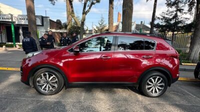 SEGURIDAD: Policías de Toluca detienen a un conductor con una camioneta robada