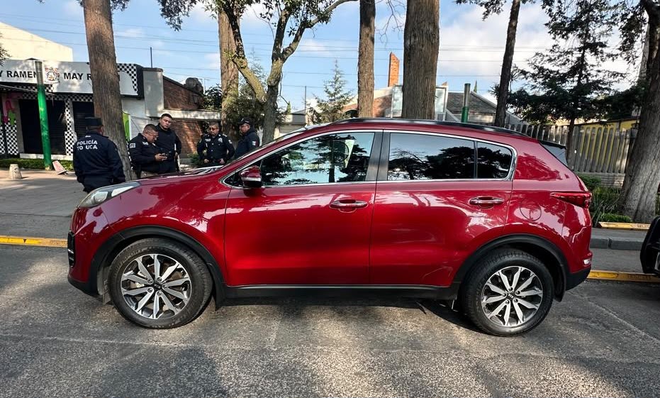 SEGURIDAD: Policías de Toluca detienen a un conductor con una camioneta robada