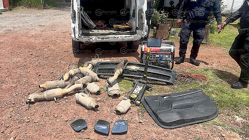 DELINCUENTES. Policía de Toluca atrapa a sujetos desvalijando coches en un corralón; uno era empleado municipal