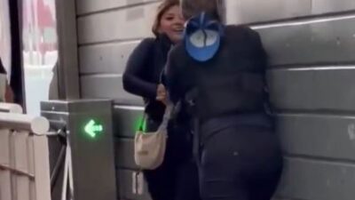 VIDEO: ‘¡No entiendes!’; mujeres policías se dan con todo en una estación del Metrobús