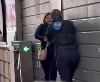 VIDEO: ‘¡No entiendes!’; mujeres policías se dan con todo en una estación del Metrobús