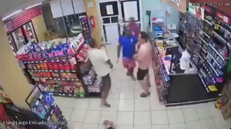 VIDEO: Hermanos asaltan una tienda de conveniencia y luego los ejecutan en su casa