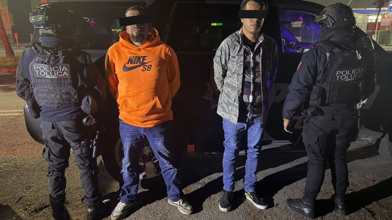 CAPTURADOS: Dos sujetos extorsionaban a comerciantes y son detenidos por policías de Toluca
