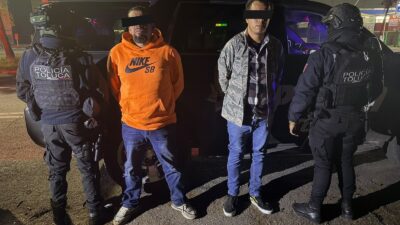 CAPTURADOS: Dos sujetos extorsionaban a comerciantes y son detenidos por policías de Toluca