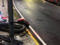VIDEO: Joven en moto perdió el control y contra un poste metálico terminó sus días