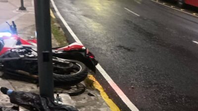 VIDEO: Joven en moto perdió el control y contra un poste metálico terminó sus días