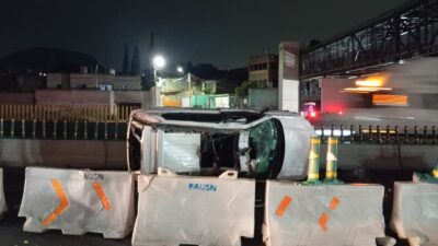 VIDEO: Conductor en su camioneta sufre volcadura y muere en la autopista