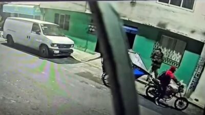 VIDEO: Par de rateros roban un mototaxi y dejan sin empleo a un hombre