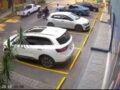 VIDEO: Familia se estaciona afuera de un Oxxo y sufren violento asalto