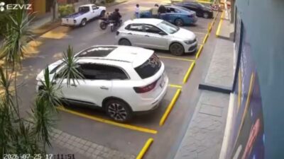 VIDEO: Familia se estaciona afuera de un Oxxo y sufren violento asalto