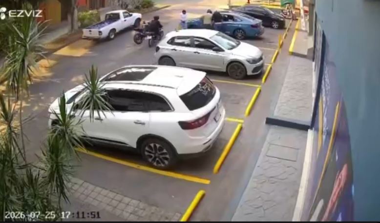 VIDEO: Familia se estaciona afuera de un Oxxo y sufren violento asalto