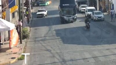 VIDEO: Autobús fuera de control choca camiones y autos; hay varios heridos