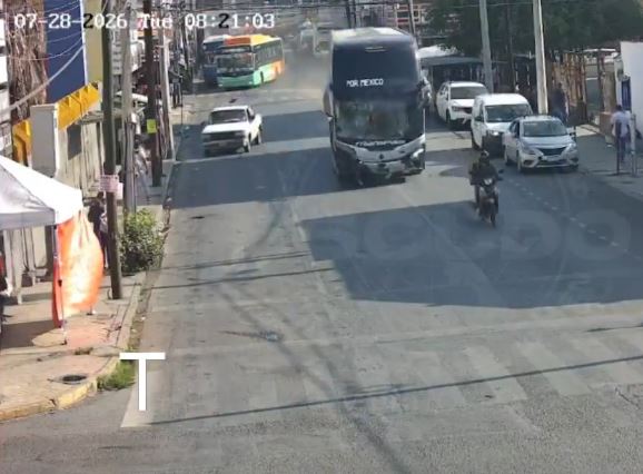 VIDEO: Autobús fuera de control choca camiones y autos; hay varios heridos