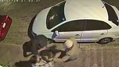 VIDEO: ‘¡Auxilio!’; hombre grita por ayuda mientras asaltante lo apuñalaba
