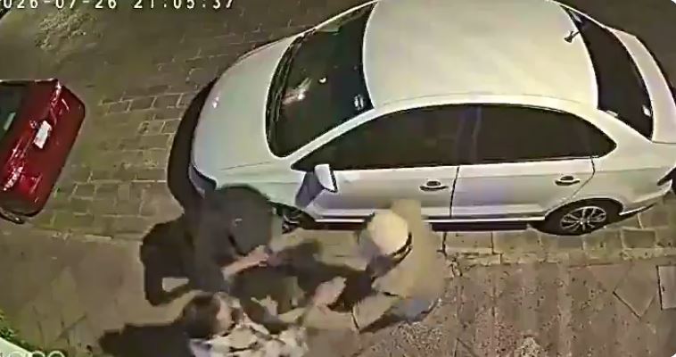 VIDEO: ‘¡Auxilio!’; hombre grita por ayuda mientras asaltante lo apuñalaba