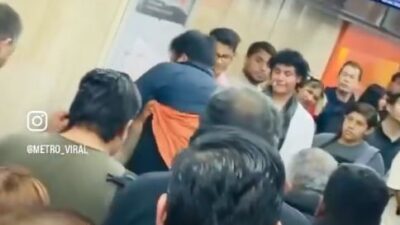 VIDEO: ‘Ya se enojaron’; usuarios del Metro se agarran a golpes mientras llega el tren