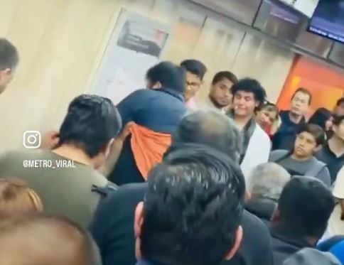 VIDEO: ‘Ya se enojaron’; usuarios del Metro se agarran a golpes mientras llega el tren