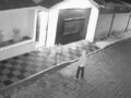 VIDEO: ‘¡Ayuda!’; mujer encara a asaltante, grita y lo obliga a escapar