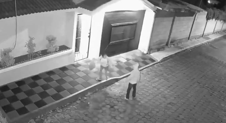 VIDEO: ‘¡Ayuda!’; mujer encara a asaltante, grita y lo obliga a escapar