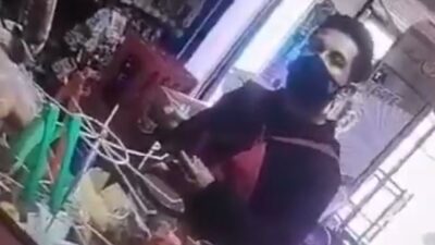 VIDEO: Joven compra unos cerillos y luego saca una pistola en una tiendita